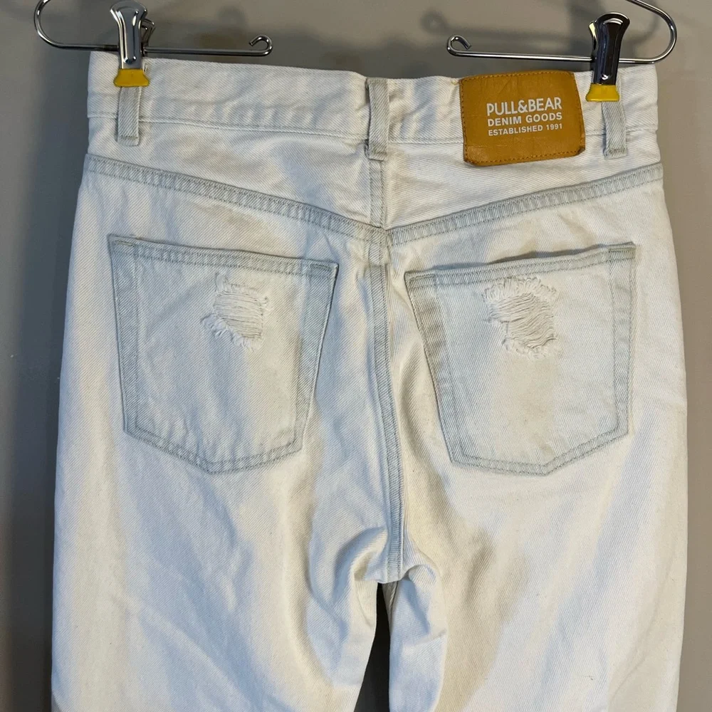 Pull & Bear White Distressed High Waist Boyfriend Jeans Size 27